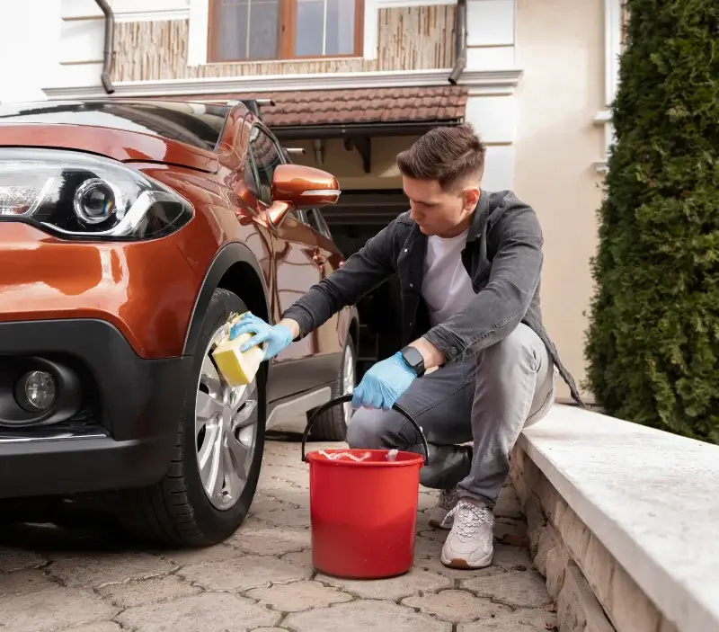 Lavage auto à domicile Quettreville-sur-Sienne : professionnel intervenant sur un véhicule